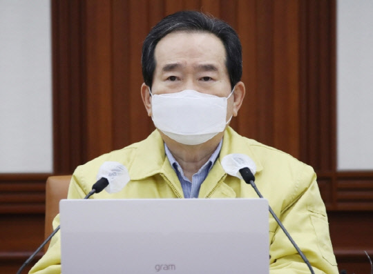 정세균 국무총리가 6일 오전 정부서울청사에서 코로나19 대응 중앙재난안전대책본부(중대본) 회의를 주재하고 있다. 연합뉴스